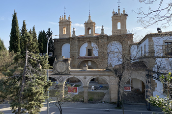 La fachada de la antigua iglesia del Monasterio de San Francisco recupera su atractivo y está lista para ser admirada por las personas que visitan la ciudad de Cáceres