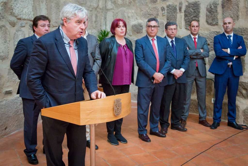 Fernández Vara se reúne con los empresarios promotores del nuevo matadero de Zafra