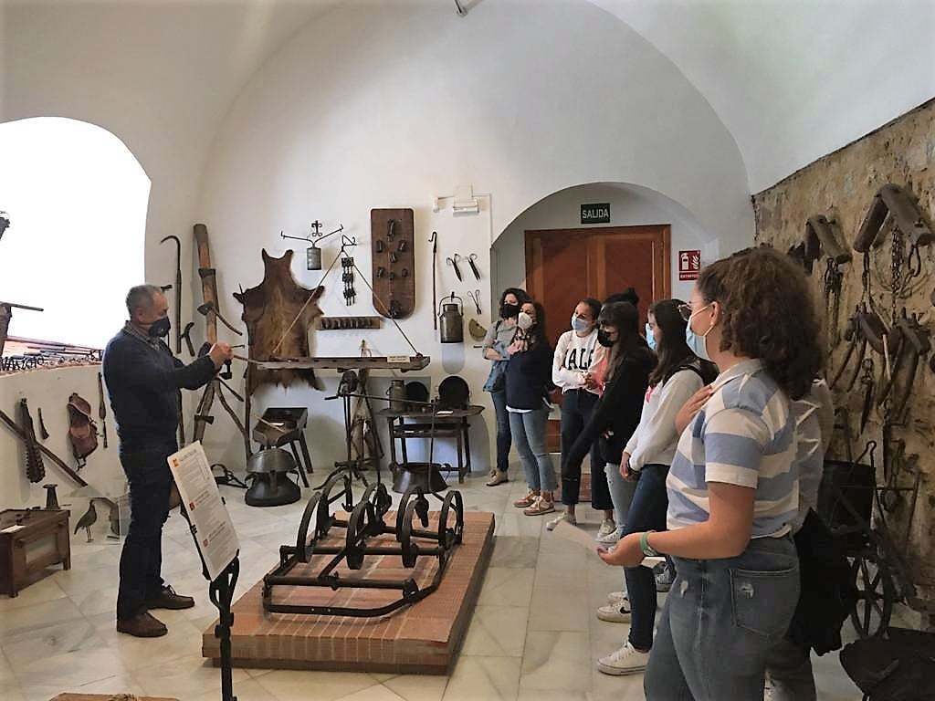 Grupo de alumnos, profesores  y madres del Colegio Cristo Crucificado de Valverde de Leganés.