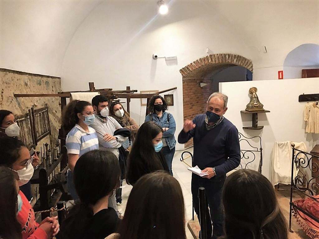 Grupo de alumnos, profesores  y madres del Colegio Cristo Crucificado de Valverde de Leganés.