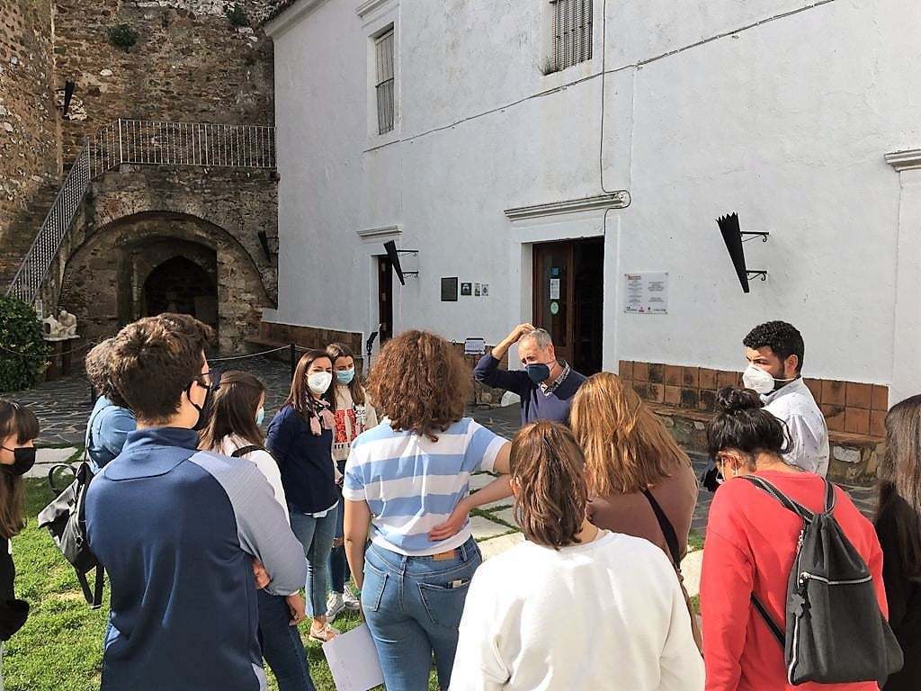 Grupo de alumnos, profesores y madres del Colegio Cristo Crucificado de Valverde de Leganés.