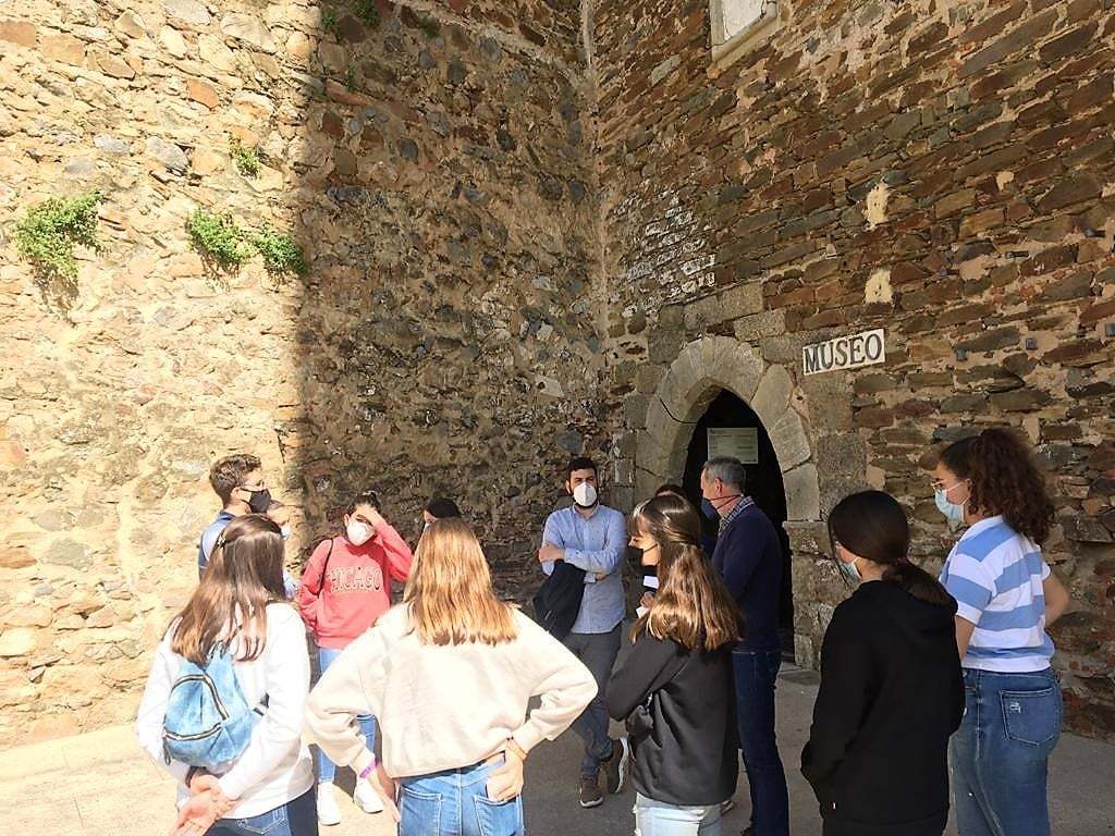 Grupo de alumnos, profesores y madres del Colegio Cristo Crucificado de Valverde de Leganés.