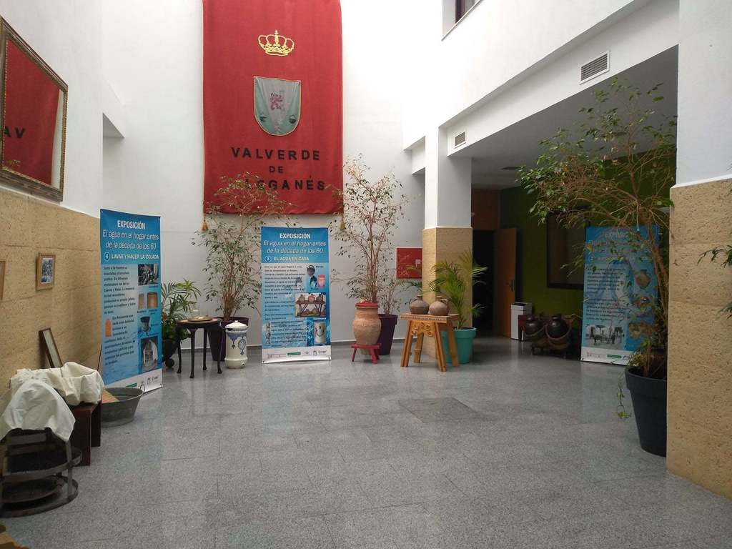 Exposición itinerante ''El agua en el hogar antes de la década de los 60'' visita Valverde de Leganés.