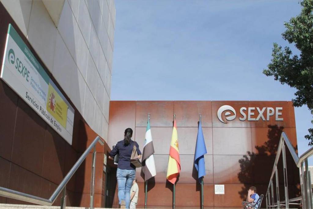 Desciende el paro en Extremadura en 149 personas en el mes de febrero y sube la afiliación a la Seguridad Social en 5.055 personas en el último año