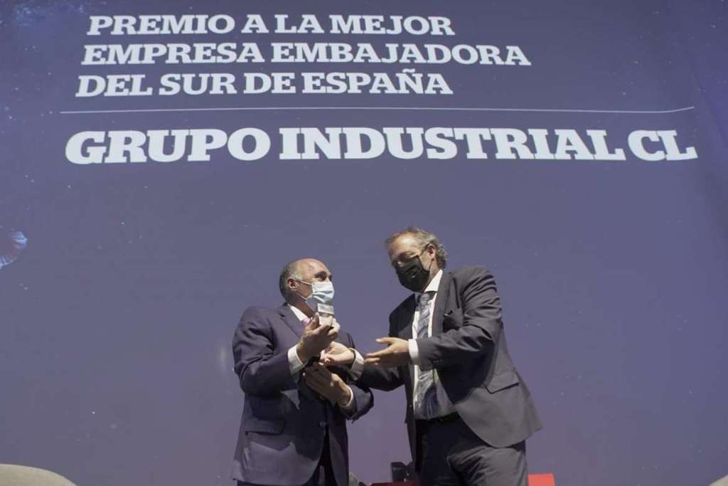 Rafael España entrega el premio CESUR como mejor Empresa Embajadora al Grupo Industrial Cristian Lay