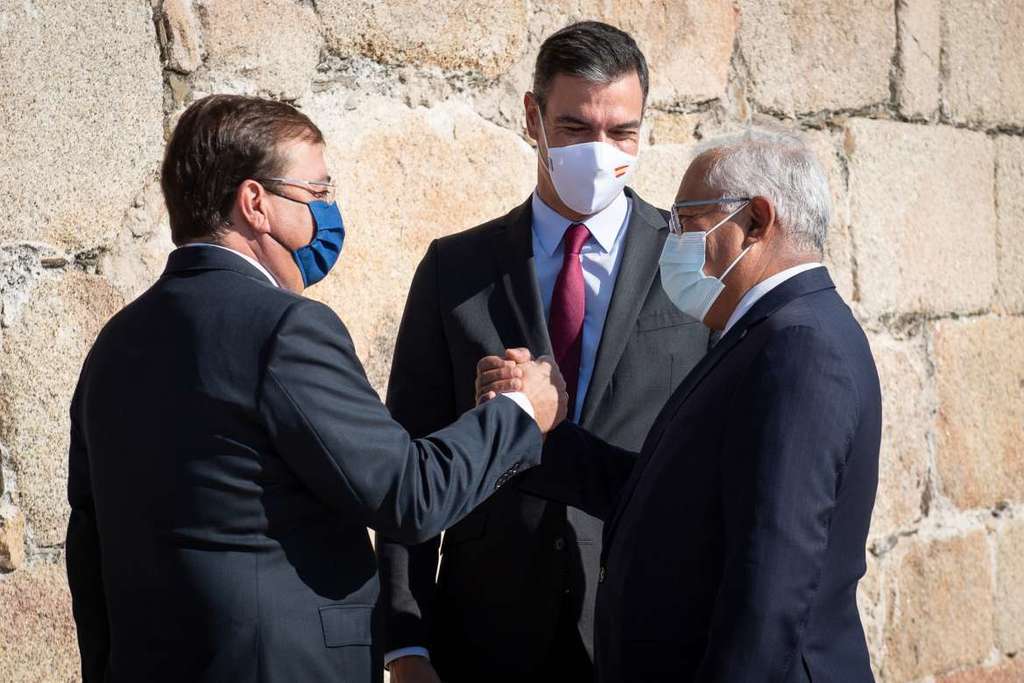 El jefe del Ejecutivo extremeño recibe en Trujillo a los presidentes de España y Portugal en el marco de la XXXI Cumbre Hispano Portuguesa