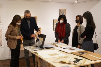 La consejera de Cultura visita la exposición del artista Luis Costillo en el Instituto Cervantes de Lisboa