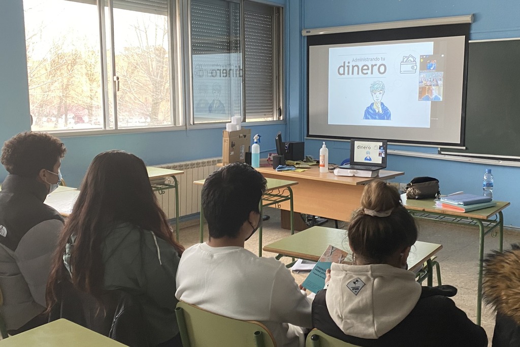 La Asociación de Voluntarios de CaixaBank y el Instituto de Estudios Financieros formarán a más de 270 jóvenes estudiantes de Extremadura en cultura financiera básica