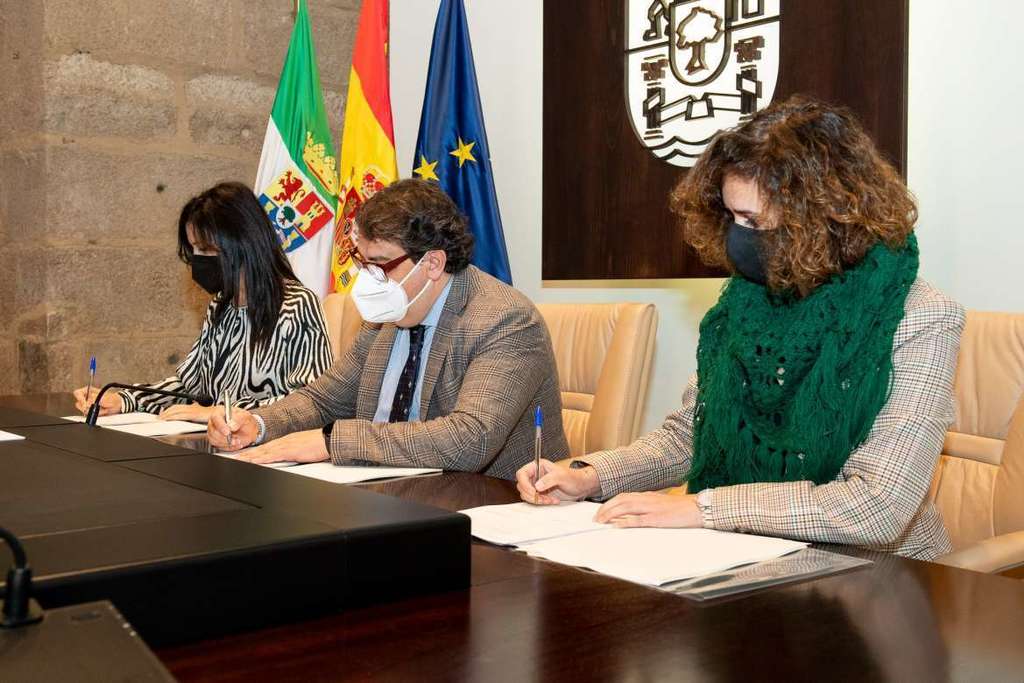 La Junta firma el contrato de asistencia técnica para la eficiencia energética en sus edificios educativos y sanitarios