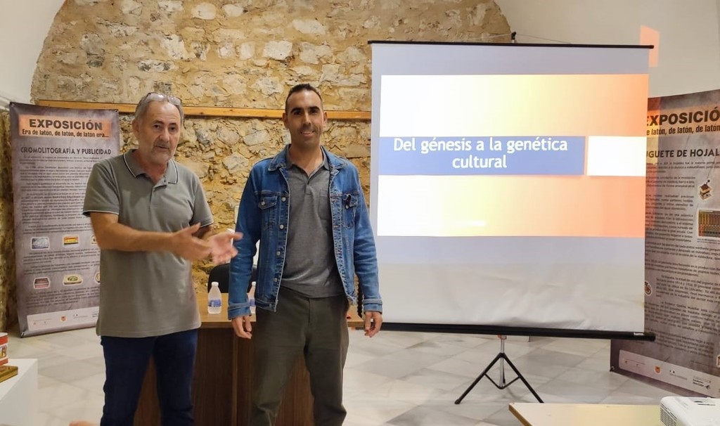 Miguel Vallecillo Teodoro, director del Museo Etnográfico Extremeño "González Santana" y Cástor Saldaña Sousa momentos antes de la intervención.