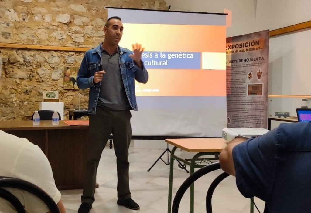 Cástor Saldaña Sousa en un momento de la charla-coloquio.