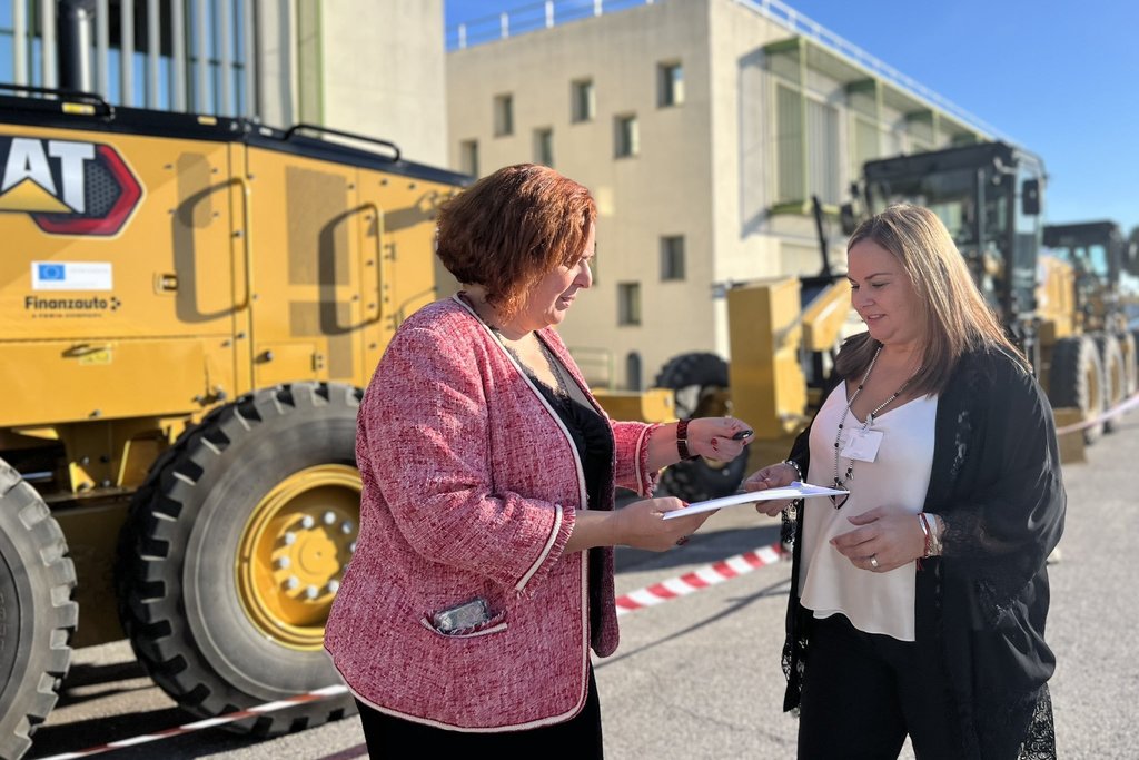 Agricultura entrega tres máquinas motoniveladoras para conservación y mantenimiento de caminos rurales