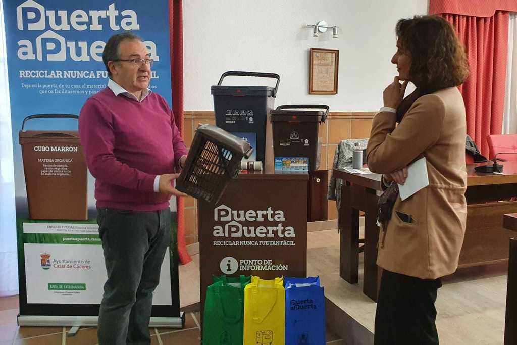 Olga García visita Casar de Cáceres, la primera localidad extremeña que pone en marcha el sistema puerta a puerta de recogida de residuos