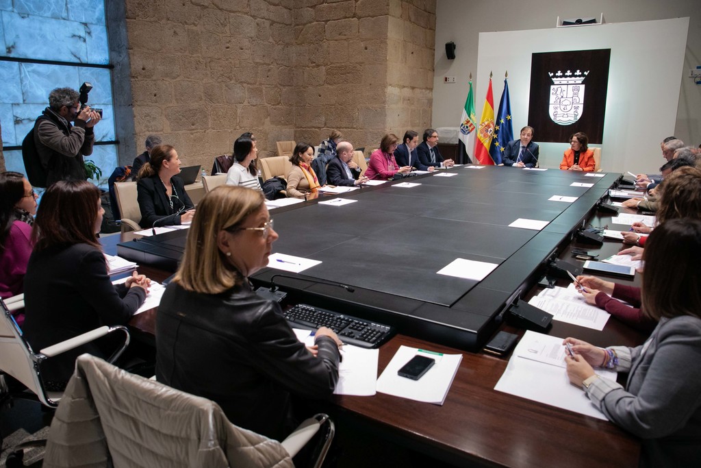 El Consejo de Política Local de Extremadura aprueba los siete programas de colaboración económica municipal para 2023 por importe de 106 millones de euros