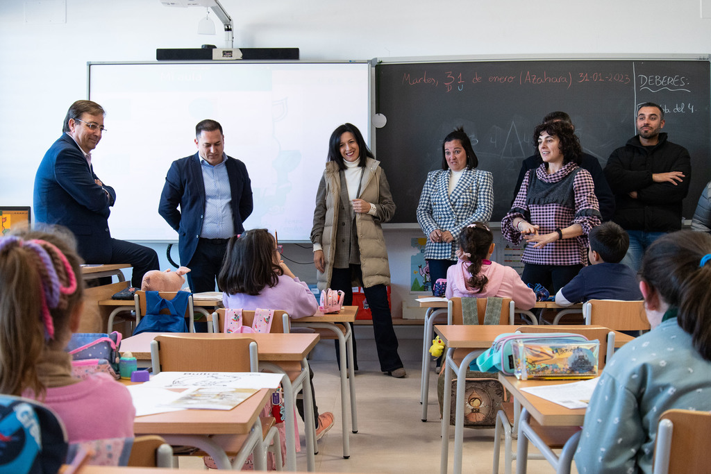 El presidente de la Junta visita en Barbaño las nuevas instalaciones del CEIP "Torre Águila"