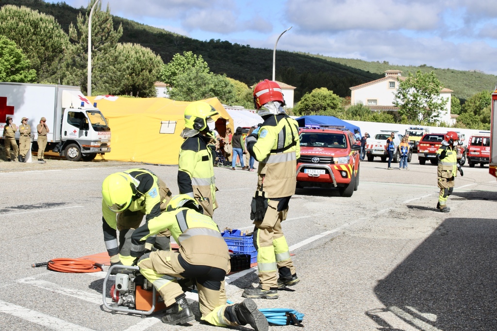 Más de 400 profesionales intervienen en el simulacro de incendio forestal transfronterizo entre Valencia de Alcántara y Sierra de San Mamede