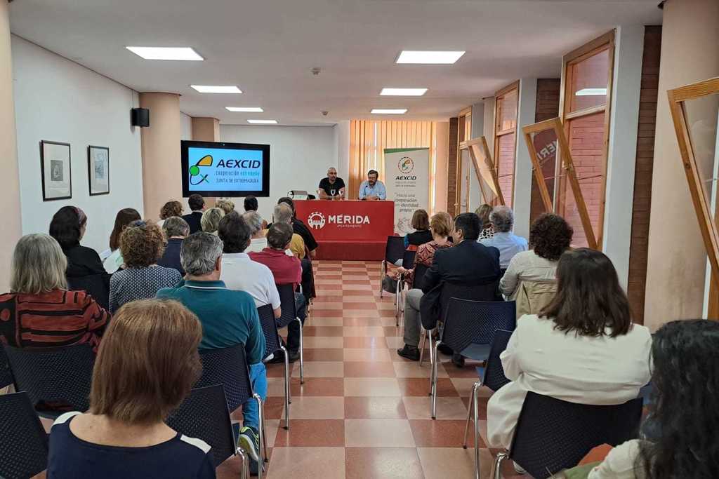 El alumnado del Programa Mandela de la Junta de Extremadura conoce los avances generados por la cooperación científica en la medicina personalizada