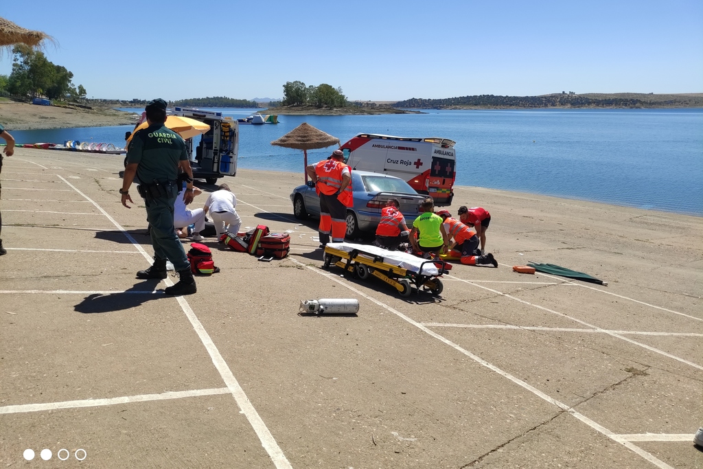 Unos 70 efectivos de emergencias participan este jueves en un simulacro de accidentes acuático y de tráfico en la playa de Orellana la Vieja