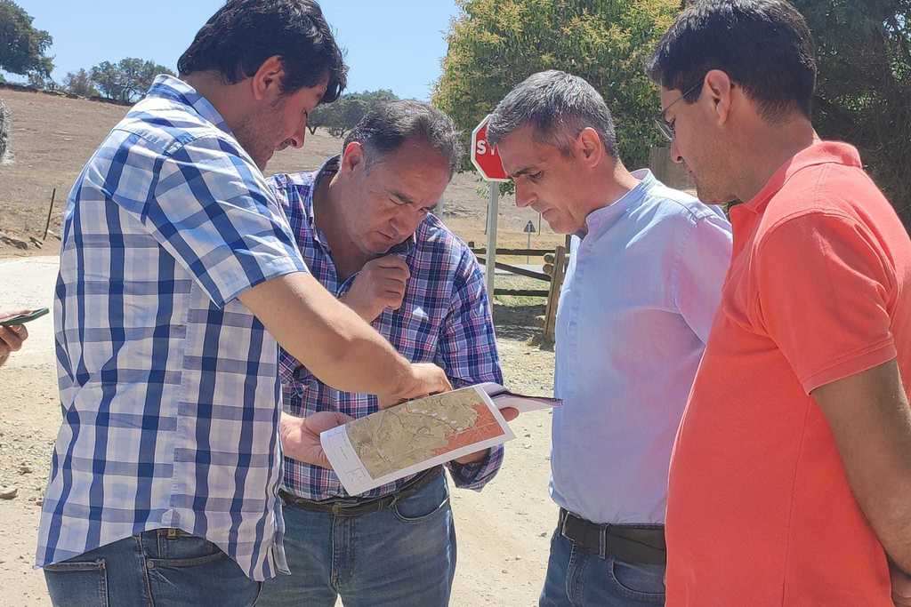 El Diputado del Área de Infraestructuras, Movilidad Y Ordenación del Territorio visita las obras de acondicionamiento de caminos rurales en Burguillos del Cerro y Oliva de la Frontera