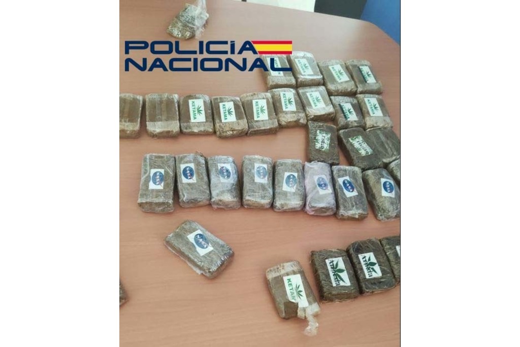 La Policía Nacional detiene a una pareja que portaba más de 3 kilos de hachís en su vehículo