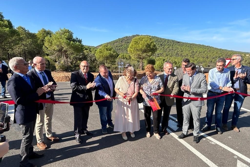 Manuel Martín avanza la elaboración de un Programa Regional de Seguridad Vial 2024-2030 durante la inauguración de la "Y" del Cíjara