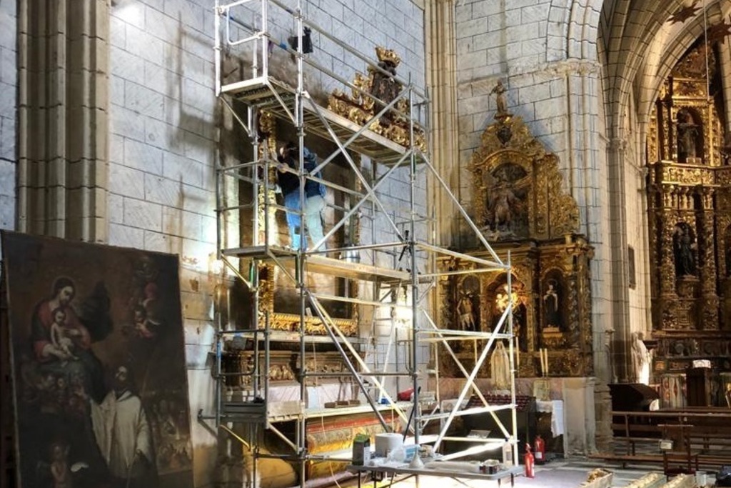 Salen a la luz pinturas de pan de oro del siglo XV en el retablo de la iglesia de Santiago de Llerena