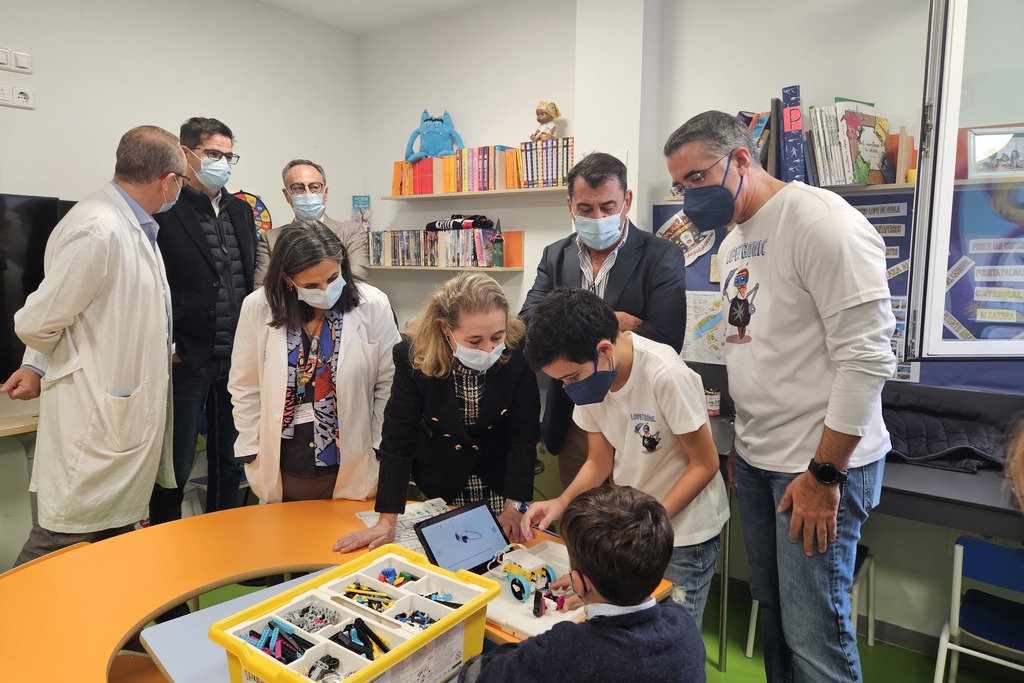 La consejera de Educación pone en valor las Aulas Hospitalarias de robótica en el Materno Infantil de Badajoz