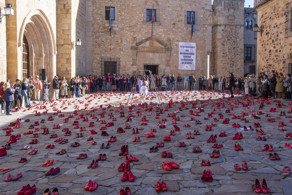 Voces de mujeres y una plaza de Santa María de Cáceres inundada de zapatos rojos recuerdan a las mujeres víctima de la violencia de género