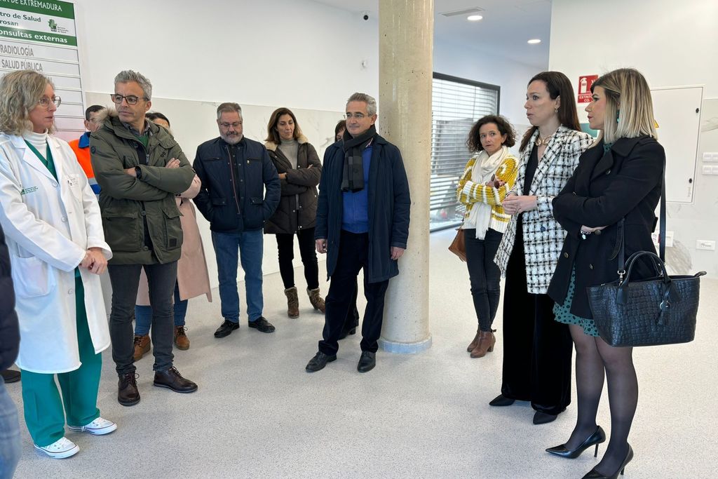 Sara García Espada visita el Centro de Salud de Logrosán