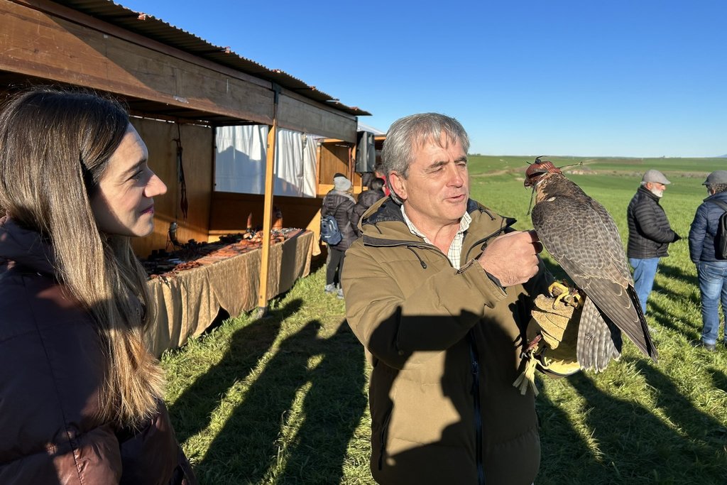 Higuero muestra su apoyo a la cetrería y anticipa la próxima publicación de un decreto de la actividad