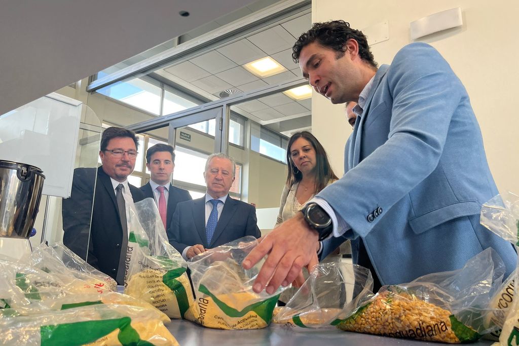 Guillermo Santamaría visita las instalaciones de Mercoguadiana