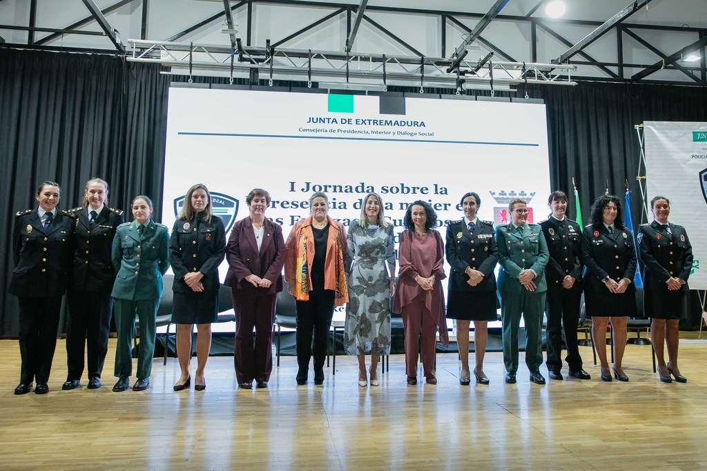 María Guardiola celebra "el avance" de las mujeres en los Cuerpos de Seguridad del Estado e insta a trabajar por una mayor representación