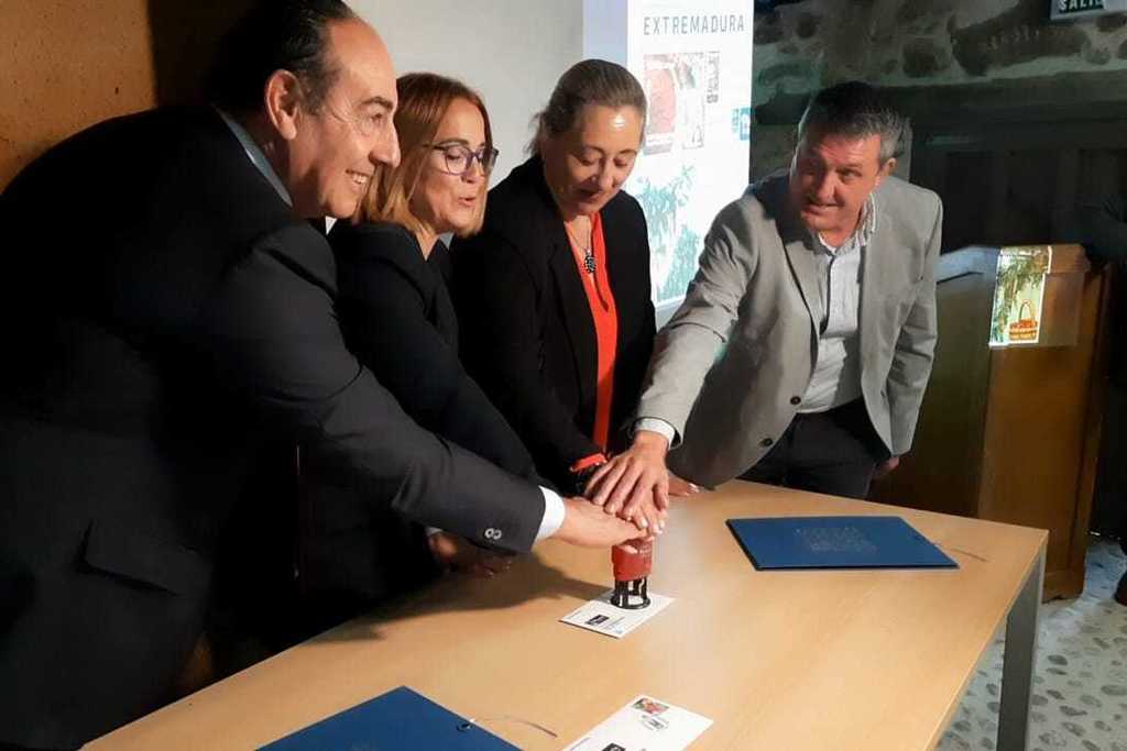 Agricultura participa en la presentación del sello de correos dedicado a la DO Cereza del Jerte