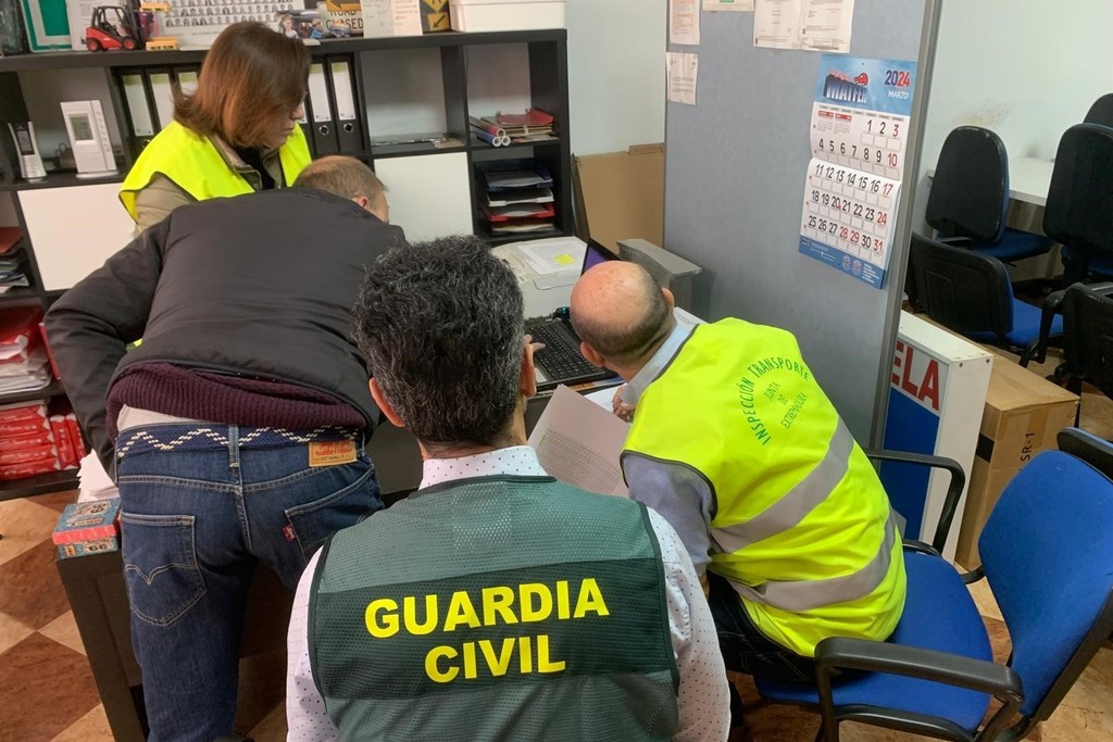 Inspección de Transportes y Guardia Civil erradican una autoescuela que generaba falsos cursos de obtención del CAP en Almendralejo