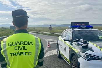 La Guardia Civil intercepta a un camionero que circulaba de forma errática, triplicando la tasa de alcohol permitida, por la autovía A-5