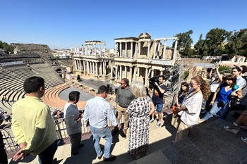 La consejera Victoria Bazaga visita las obras del graderío de la cavea media del Teatro Romano