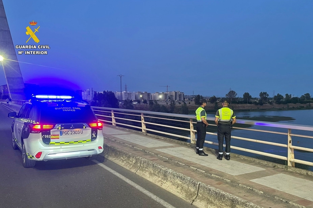 Agentes de la Guardia Civil evitan que una mujer se arroje al rio desde el Puente Real en Badajoz