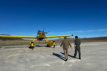 El consejero de Gestión Forestal y Mundo Rural visita el nuevo aeródromo de Mirabel