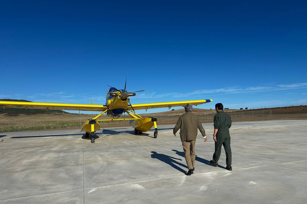 El consejero de Gestión Forestal y Mundo Rural visita el nuevo aeródromo de Mirabel