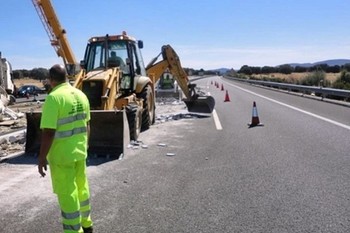 La Junta invierte casi 100.000 euros en el repintado de varios tramos de la EX110, EX315 y EX209 este verano