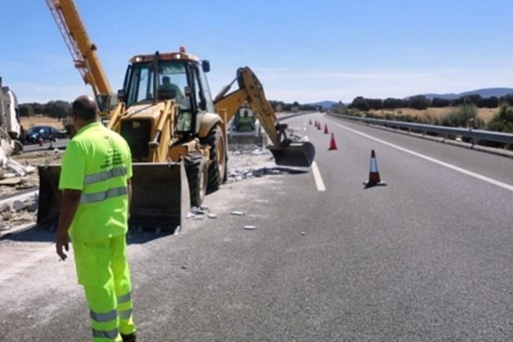 La Junta invierte casi 100.000 euros en el repintado de varios tramos de la EX110, EX315 y EX209 este verano