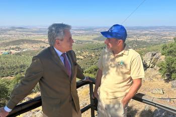 Ignacio Higuero visita Alburquerque y pide máxima precaución a los extremeños frente a los incendios