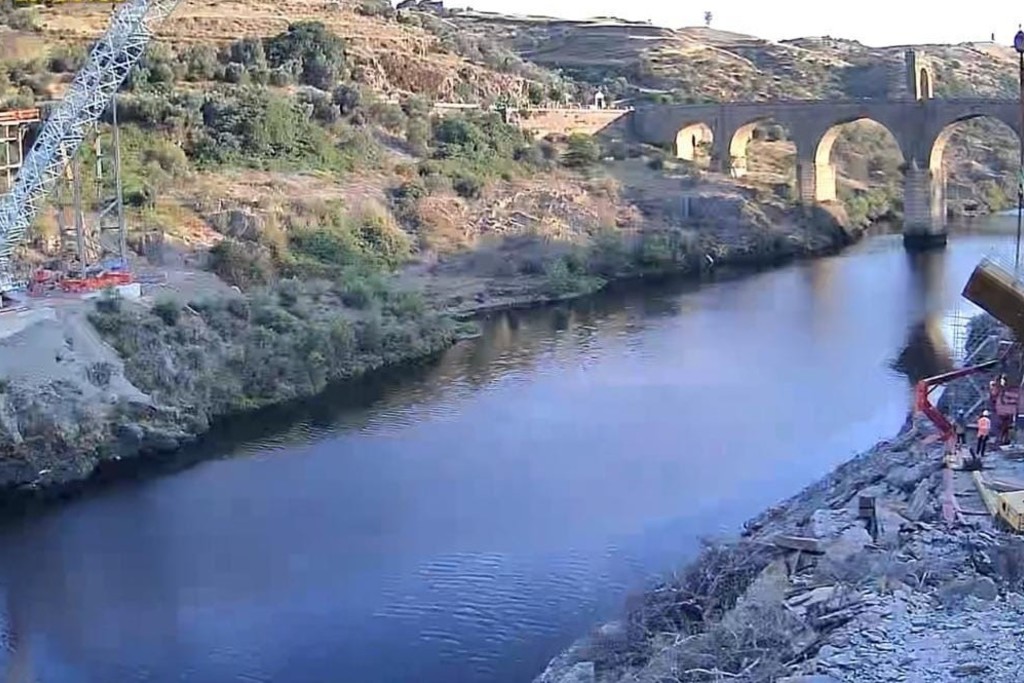 Colocan las primeras piezas del nuevo Puente de Alcántara, que estará finalizado el próximo verano