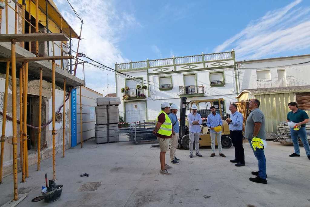 Quintana visita las obras de mejoras y rehabilitación energética en edificios públicos de San Pedro de Mérida y Calamonte