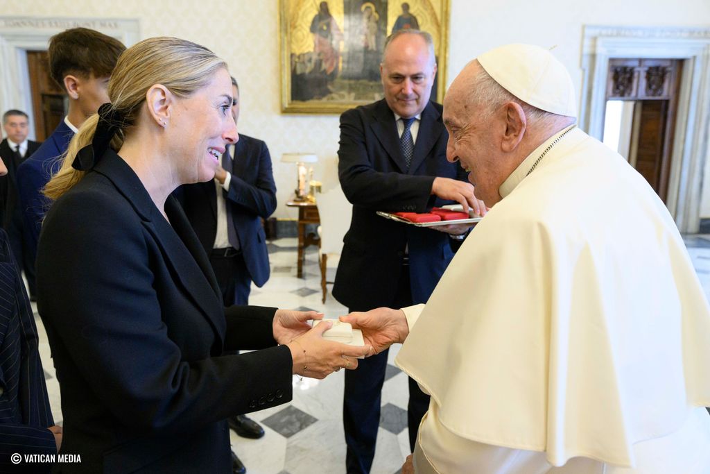 La presidenta de la Junta de Extremadura invita al Papa Francisco a visitar Extremadura y el Real Monasterio de Guadalupe