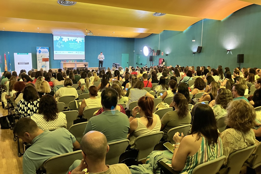 Unos 300 docentes asisten a una jornada regional para mejorar las respuestas educativas hacia el alumnado TEA