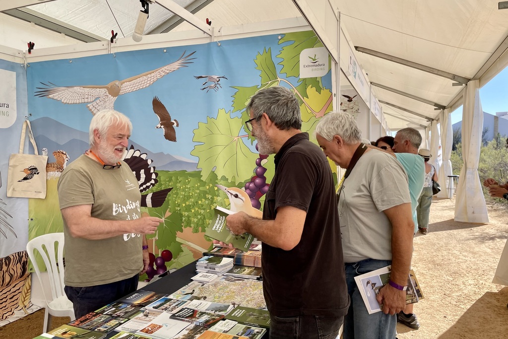 Extremadura muestra el potencial de su turismo ornitológico y de naturaleza en Cataluña