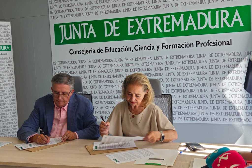 La consejera de Educación firma un convenio con la Federación de Autismo de Extremadura para mejorar la atención a alumnos TEA