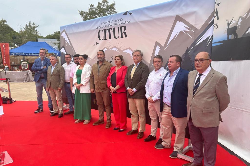 El consejero de Gestión Forestal y Mundo Rural inaugura la Feria CITUR en Helechosa de los Montes