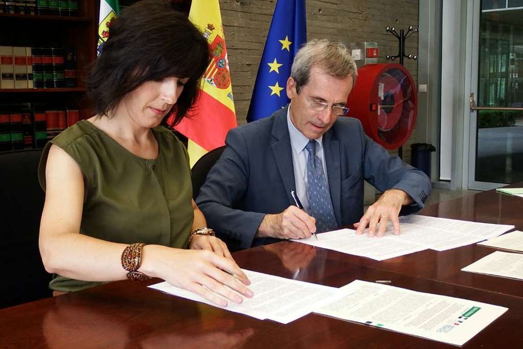 Firma acuerdo de educación